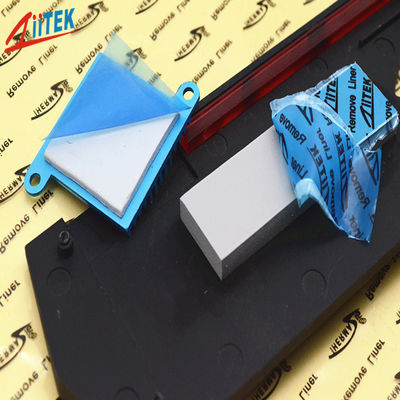 Grauweißes, mit Keramik gefülltes Silikon-Thermopad für AI-Prozessoren, AI-Server