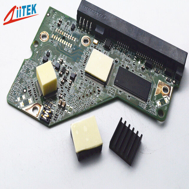 CPU-Wärmeleitpad. Silikonbasiertes Wärmeschnittstellenmaterial mit Flammschutzmittel und einer Dichte von 2,9 Gramm pro Kubikzentimeter