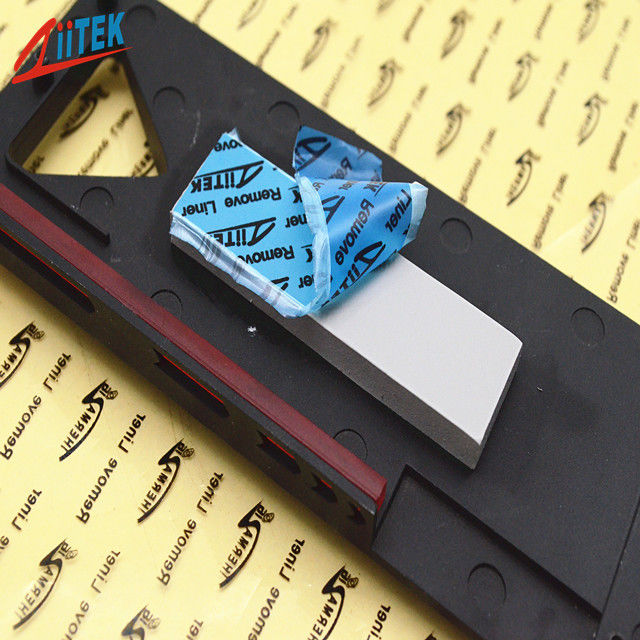 Grauweißes, mit Keramik gefülltes Silikon-Thermopad für AI-Prozessoren, AI-Server